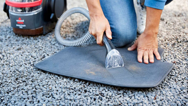 Comment se débarrasser de la moisissure sur votre tapis de voiture en 7  étapes faciles